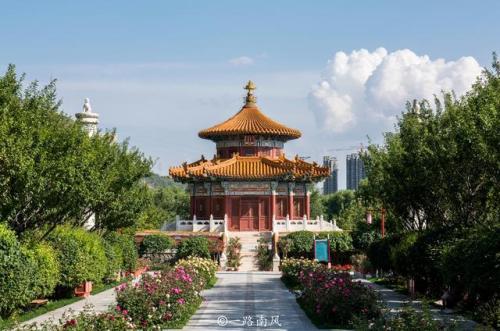 男博主去西宁旅行发现公园美如画。虽然他们不收门票，但游客很少。