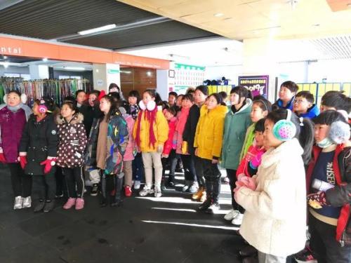 满心欢喜！100多名农村留守儿童在伏牛山体验滑雪乐趣。