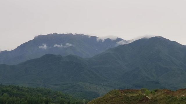 青海海东市塔嘎藏族乡，俯瞰康哥达山，一切都很美。