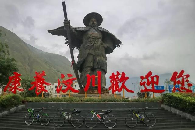 川西北若尔盖环城路，以藏獒为主