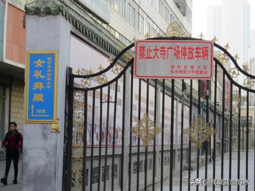 参观西宁古城的著名建筑。