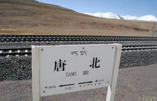 容易错过的西北城市离西宁不远。冷是基调，风景很不一样。